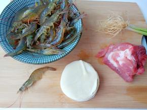 新鲜的对虾趁着拍照间隙蹦到案板上了。