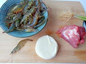 新鲜的对虾趁着拍照间隙蹦到案板上了。