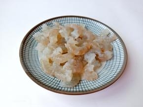 去除虾头剥去虾壳【从虾的第三节壳开始剥就特别容易】
