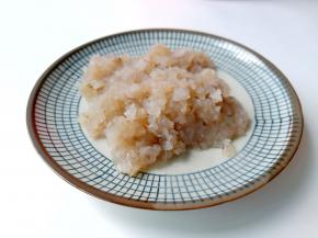 将对虾剁成虾泥。