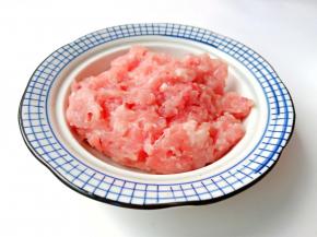 猪肉去除筋膜，切片剁成末。