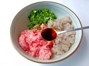 将虾泥、猪肉、葱花放大碗里，加入生抽。