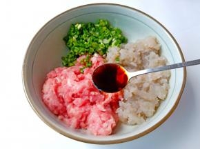 将虾泥、猪肉、葱花放大碗里，加入生抽。