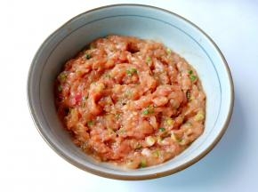 葱姜水分次加入，筷子顺着一个方向边搅拌边加。