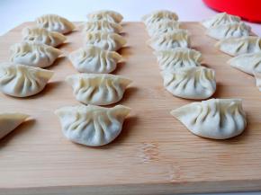 饺子皮加一勺馅料包起来。