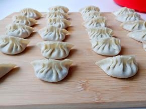 饺子皮加一勺馅料包起来。