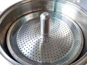 万慕降糖饭锅加入清水【煮饺子的水一定要放够】开启“电源键”按“火锅功能键”开始煮开水。