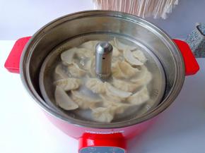 水开加入适量的食盐，再下入饺子【放了盐的水煮饺子就不容易破皮了，而且煮出来的饺子皮更筋道】