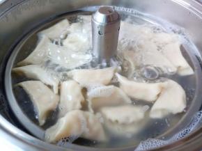 煮饺子要加三次冷水，这样煮好的饺子成熟度刚刚好。看饺子浮起就可以了。