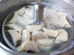 煮饺子要加三次冷水，这样煮好的饺子成熟度刚刚好。看饺子浮起就可以了。