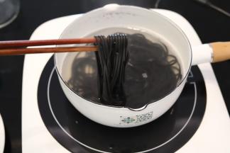 锅内烧开水，转中火，放入墨鱼意大利面，煮8分钟后捞出，可以放入少许的盐调味。
