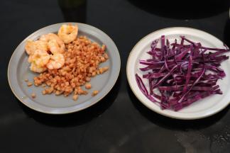 平底锅倒入少许的橄榄油，炒培根肉丁，盛出，剩余的油炒熟鲜虾，紫甘蓝切成丝。