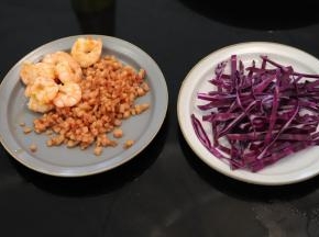 平底锅倒入少许的橄榄油，炒培根肉丁，盛出，剩余的油炒熟鲜虾，紫甘蓝切成丝。