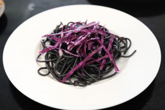 紫甘蓝丝先放入意面上。