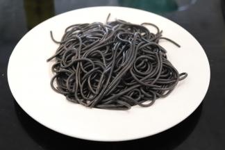 放入盘中，加入少许的橄榄油，拌匀，油可以防止意面粘连。