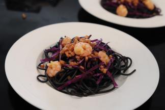 再放入培根丁和鲜虾。