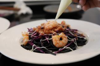 挤上适量的沙拉酱。