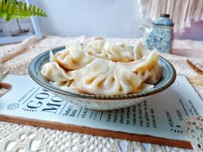 煮好的饺子可以蘸着辣椒酱与米醋一起吃。