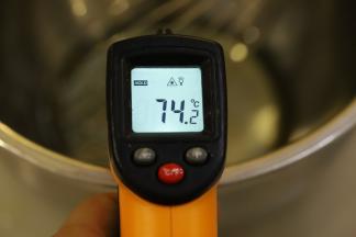 玉米油倒入打蛋盆内，隔水加热至80度左右。