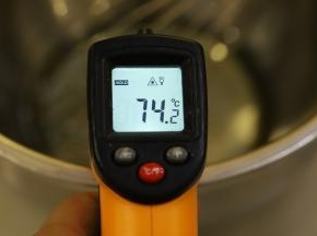 玉米油倒入打蛋盆内，隔水加热至80度左右。