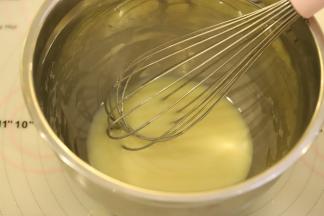 离火，搅拌均匀。