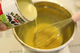 加入炼乳，拌匀。