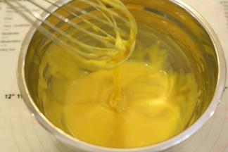 最后的蛋黄糊状态，同时预热烤箱150度。