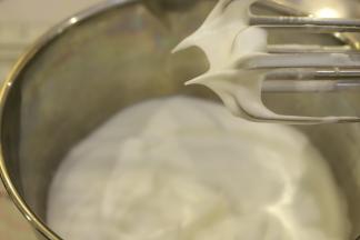 蛋白滴入3滴柠檬汁，分三次加入细砂糖，打发至干性发泡。