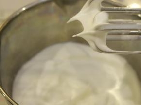 蛋白滴入3滴柠檬汁，分三次加入细砂糖，打发至干性发泡。