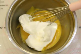 1/2的蛋白加入蛋黄糊内，翻拌手法混合均匀。