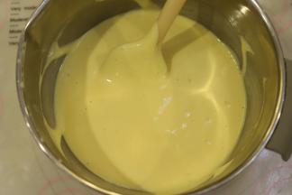 拌匀的蛋糕糊倒入剩余的蛋白内，同样手法混合好蛋糕糊。