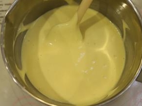 拌匀的蛋糕糊倒入剩余的蛋白内，同样手法混合好蛋糕糊。