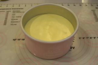 倒入6寸活底圆形蛋糕模内，轻震两下。