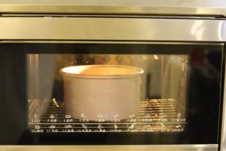 放入预热好的烤箱内，150度上下火，中下层40分钟。