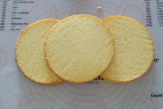 将蛋糕胚平均分成三片。