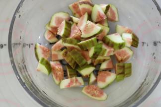 3个无花果洗净，切成小块。