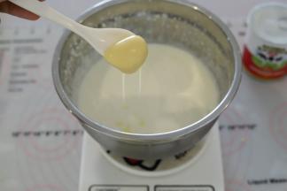 淡奶油加入炼乳，打发至5成。