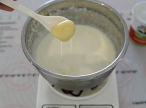 淡奶油加入炼乳，打发至5成。