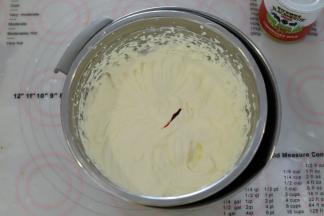 淡奶油随意分成两份，一份加入红色食用色素，打发至抹面状态。