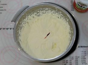 淡奶油随意分成两份，一份加入红色食用色素，打发至抹面状态。