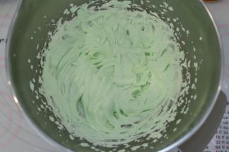 一份加入绿色色素，打发至抹面状态。