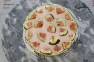 一层蛋糕，一层奶油，一层无花果。