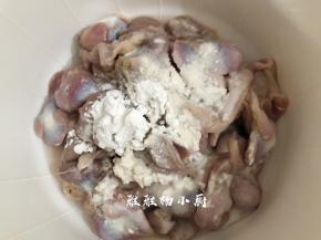 先将鸡胗上的油都去掉，洗干净，肠子上的黏液需要用刀刮一刮，接着用盐和玉米淀粉直接倒在鸡胗上抓搓2分钟，抓洗一次之后就不会有异味了