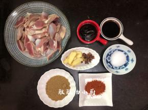 将洗好的鸡肾一切为四，这个厚度就好，不能切太薄，切好放在碗中备用，接着将需要用到的调料都准备好