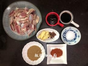 将洗好的鸡肾一切为四，这个厚度就好，不能切太薄，切好放在碗中备用，接着将需要用到的调料都准备好