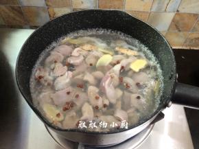 锅中加水，放入姜片和花椒，冷水将鸡肾一起倒入锅中，中小火煮开
