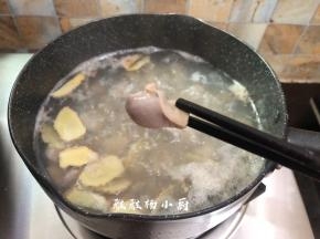 煮至鸡肾变色，水面都是浮沫的状态就可以离火