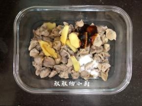 沥干水分的鸡肾倒入料理碗中，将盐，生抽，蚝油，还有少许孜然粉