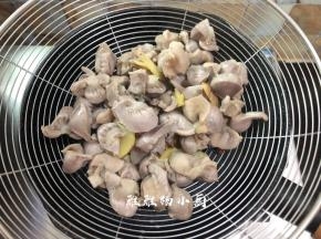 鸡肾用冷水再次清洗去浮沫，冲洗干净之后沥干水分