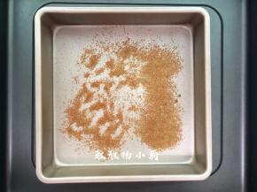 接着将剩下的孜然粉和辣椒粉混合在一起，用一半的量先铺在烤盘上